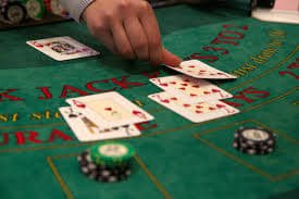 Pengguna menikmati permainan Live Casino melalui ponsel